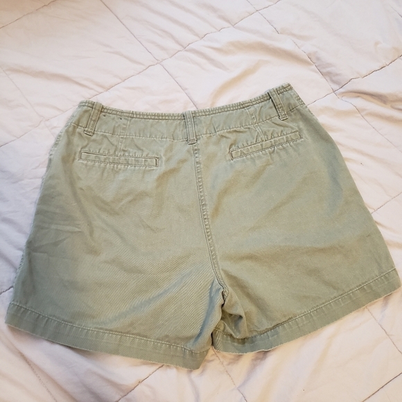St. John’s Bay Chino Shorts Olive Green Women's 10 Nuetral Everyday Summer EUC - Picture 2 of 9